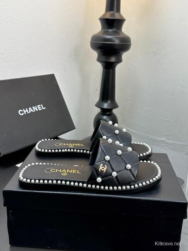 2025 Slippers CHANEL Black Leather Pearl Decor