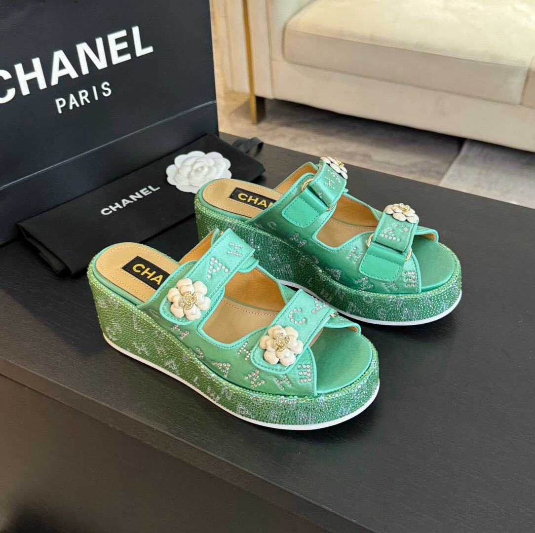 2025 Slippers Chanel Green Leather Platform Floral LY00330