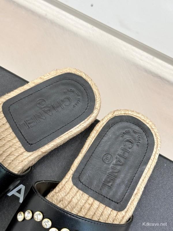 2025 Slippers Chanel Black Leather Slippers