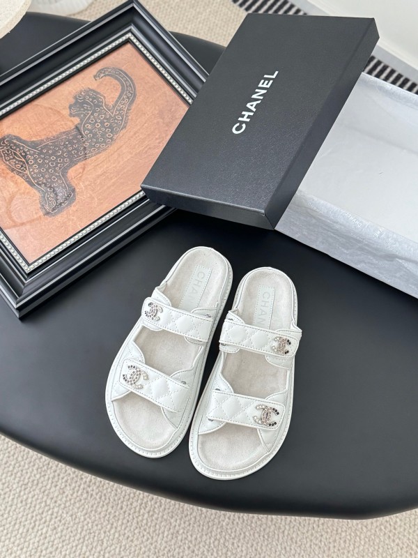 2025 Women Chanel White Leather Slippers LY00310