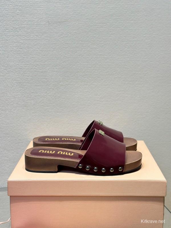 2025 Women Miu Miu Burgundy Patent Leather Slippers KFY00230