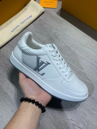 2024 Men Louis Vuitton White Leather Sneakers MJ00380