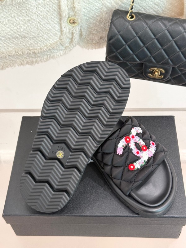 2025 Slippers Chanel Black Silk Women Slippers Embroidered KFY00260