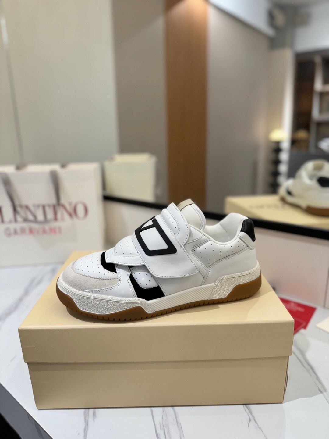 VALENTINO 2025 SS Casual Sneakers with V Logo Hook-and-Loop Closure - AS00410