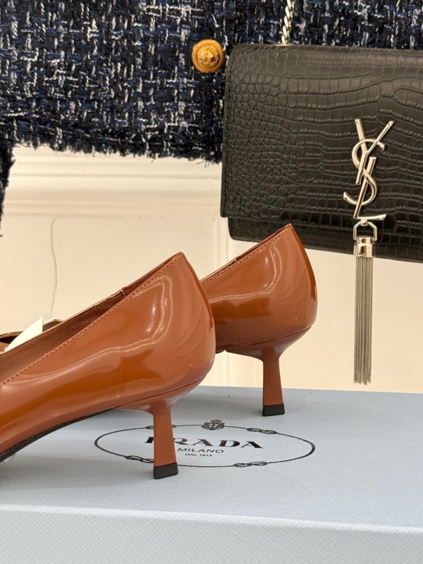 PRADA 2025 SS Catwalk Pointed Toe Kitten Heel Pumps - KFY00310